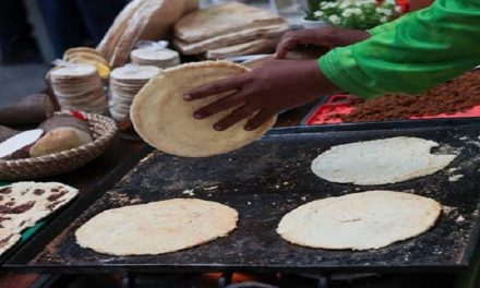 Exponen fotografías sobre el casabe, la arepa y sus manos creadoras