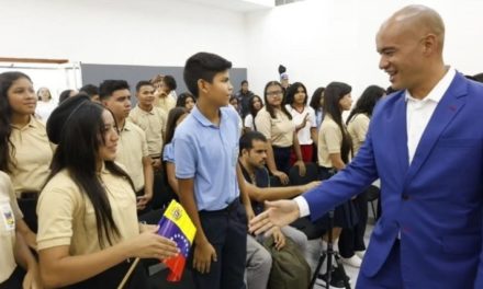 Ministro Rodríguez instó a crear sociedades patrióticas en planteles