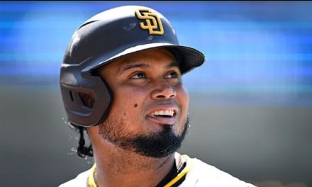 Luis Arráez se queda con los Padres de San Diego