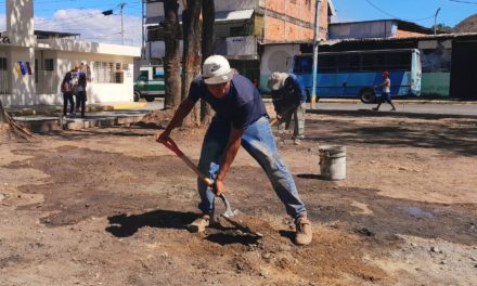 Avanzan trabajos de reconstrucción y modernización de la plaza Bolívar de Zuata