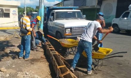 Avanzan trabajos de reconstrucción y modernización de la plaza Bolívar de Zuata