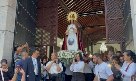 Bajada de la Virgen de la Paz da inicio a sus festividades en Trujillo