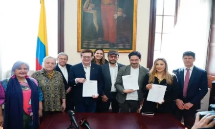 Senadores colombianos presentan proyecto para reducir salario de los congresistas