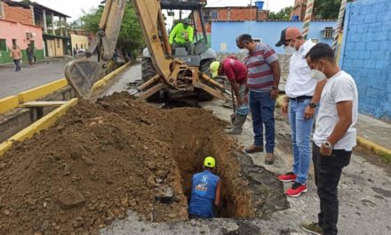 Rehabilitan colectores de aguas servidas en calle Principal del sector Campo Alegre del municipio Sucre