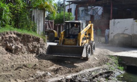 700 familias del Eje La Morita-Farinacci beneficiadas con mantenimiento de drenajes y colector