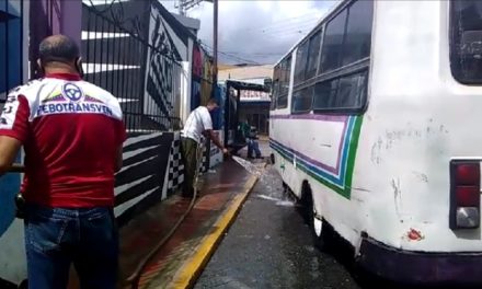 Gobierno regional y municipal realizaron jornada de desinfección a unidades de transporte público de Bolívar