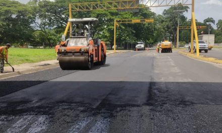 Ejecutivo colocó 293 toneladas de asfalto en la avenida Aragua de Maracay
