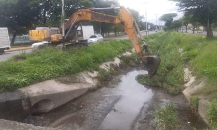 Ejecutivo regional realiza limpieza de canal San Andrés en Maracay 