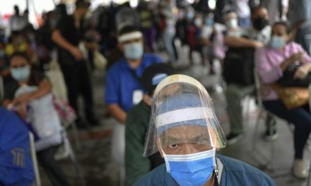 Venezolanos acuden masivamente a los centros de inmunización contra la Covid-19