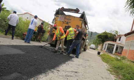 Gobierno de Aragua realiza labores de rehabilitación de aguas servidas en Base Sucre