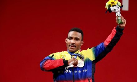 Yulimar Rojas felicita a Julio Mayora por su medalla de Plata en halterofilia olímpica