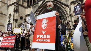 Juez británico aplaza audiencia de extradición de Assange
