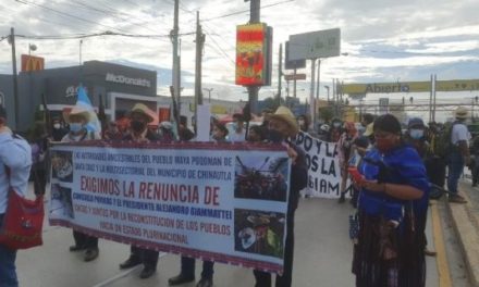 Miles de campesinos exigen renuncia del presidente de Guatemala