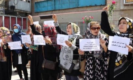 Mujeres afganas protestan por segundo día para reclamar sus derechos a los talibanes