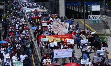Salvadoreños protestan en las calles contra el presidente Bukele en el día de la Independencia