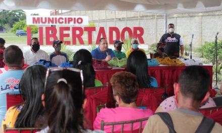 Alcalde Régulo La Cruz entregó uniformes a ocho asociaciones de parranderos del municipio Libertador