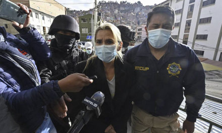 Amplían detención de expresidenta boliviana de facto