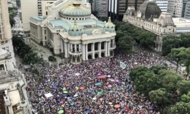 Brasileños salen a las calles para pedir la salida de Bolsonaro