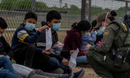 Corte estadounidense bloquea fallo que impedía expulsar a migrantes