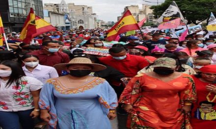 Pueblo venezolano marchó hacia el Palacio de Miraflores en honor a la Resistencia Indígena