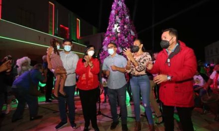 Gobernadora Karina Carpio encendió luz de la Navidad desde el TOM y Plaza Bolívar