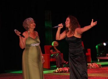 Gobernadora Karina Carpio homenajeó a las aragüeñas con el concierto Aroma de mujer