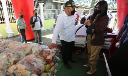 Gobernadora Karina Carpio lideró jornada de distribución de alimentos a funcionarios de seguridad