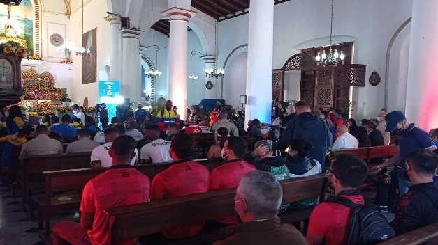 Celebran la Misa del Deporte con la asistencia de atletas en la iglesia de La Divina Pastora de Caracas