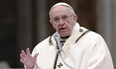 Papa Francisco abogó por la paz en Ucrania durante visita a embajada rusa en el Vaticano