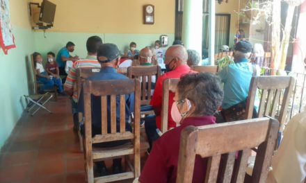 Adultos Mayores atendidos con ventas de tarjetas inteligentes de TransAragua en Ribas