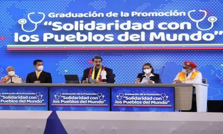 Presidente Maduro propone traer mil estudiantes colombianos para graduarlos como médicos integrales