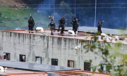 Ecuador identifica cadáveres de 20 presos muertos en motín carcelario