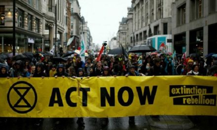 Jóvenes protestan en Francia contra inacción climática
