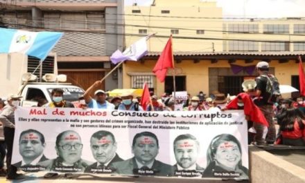Manifestantes se movilizan por tercer día contra la corrupción en Guatemala