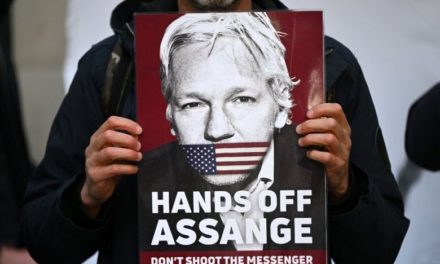 Tribunal británico emitió orden formal para extradición de Assange a Estados Unidos