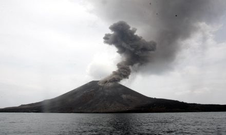Indonesia eleva alerta por el volcán Anak Krakatau