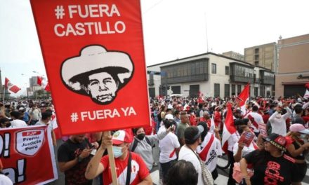 Gobierno de Castillo pierde apoyo popular y queda debilitado