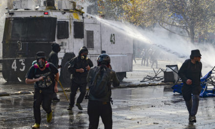 Al menos tres heridos de bala dejaron violentos enfrentamientos en Chile