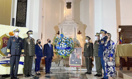 Rinden honores al Libertador y a héroes que participaron en la Batalla de Pichincha