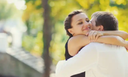 Estudio demuestra que abrazos ayudan a reducir el estrés en mujeres