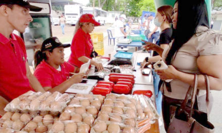 Trabajadores de la UNES fueron beneficiados con Feria del Campo Soberano