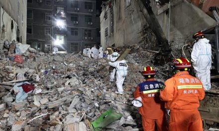 Aumentan fallecidos por derrumbe de un edificio en China