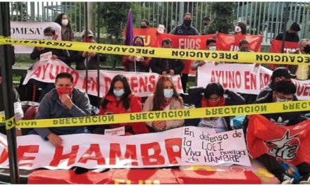 14 días en huelga de hambre llevan docentes de Ecuador