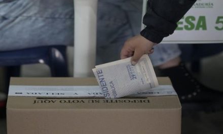 Autoridad electoral de Colombia anuncia cierre de mesas y comienzo de pre-conteo de votos