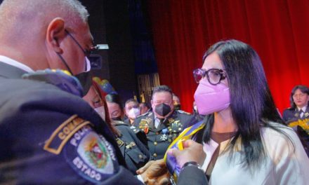 Gobernadora Karina Carpio encabezó acto de condecoración de los 100 funcionarios más antiguos