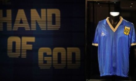 Camiseta de Maradona se vende por más de nueve millones de dólares