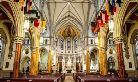 Roban tabernáculo de oro de una iglesia en Nueva York