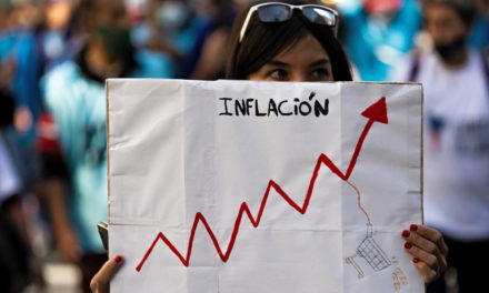 Argentina reorganiza área económica para abordar la alta inflación