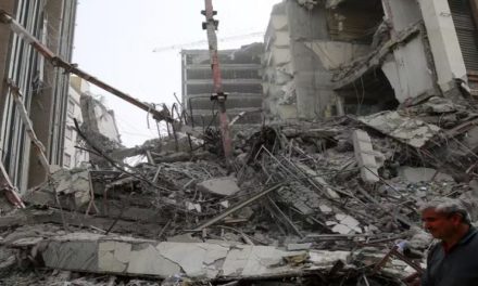 Seis fallecidos tras derrumbe de edificio en Irán