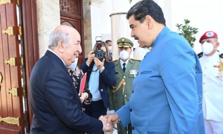 Jefe de Estado venezolano fue recibido por el presidente de Argelia